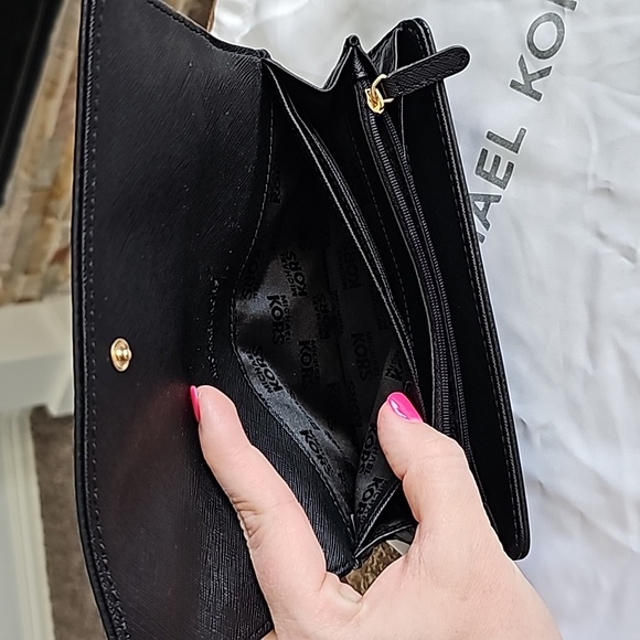 Michael Kors Wallet - Picture 12 of 14